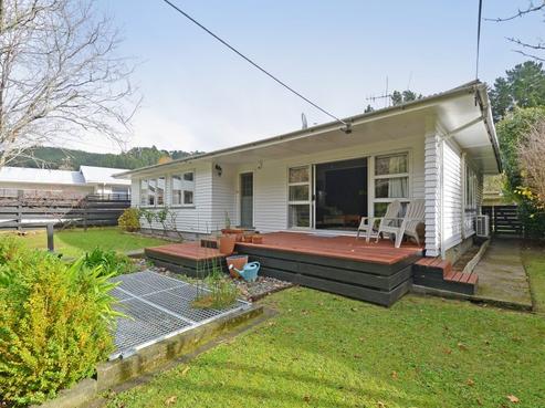 36 Blue Mountains Road, Pinehaven