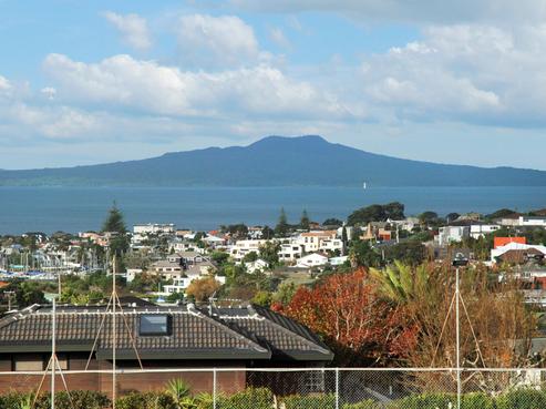 2/97 East Coast Road, Castor Bay