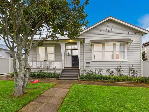 13 Hanlon Crescent, Narrow Neck