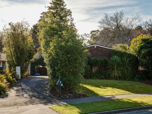 7 Holmcroft Court, Cracroft
