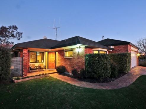 32 Huntington Drive, Huntington