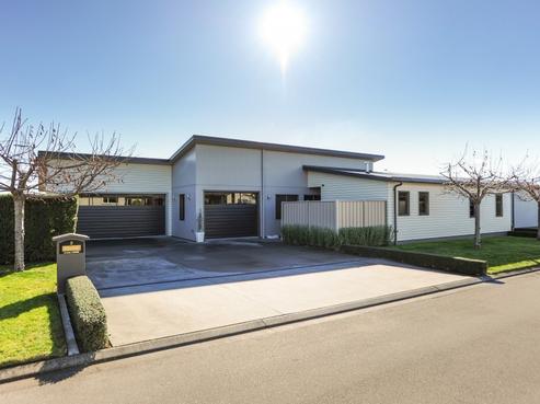 2 Keryn Place, Frimley