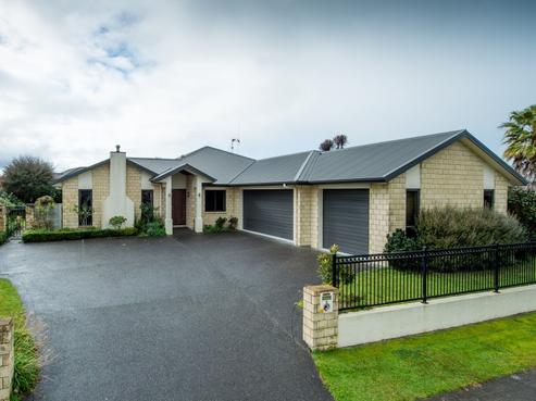 8 Merlin Close, Huntington