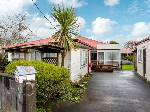 64 Paynters Avenue, Strandon
