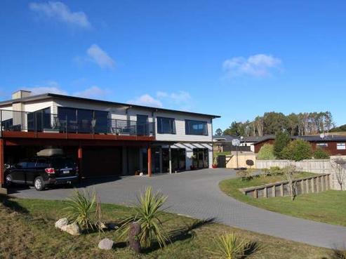 15 Coprosma Crescent, Waipahihi