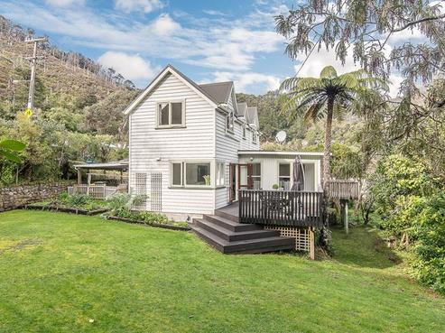 12 Ferry Road, Days Bay