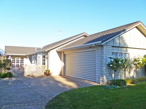 16 Hyatt Grove, Greenmeadows