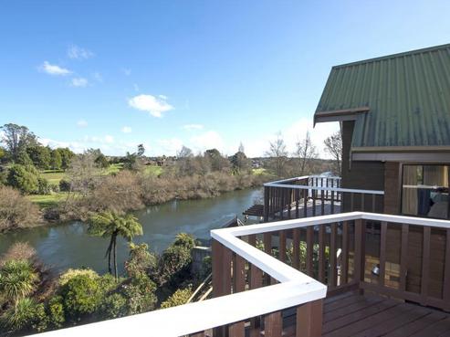 1019 River Road, Queenwood