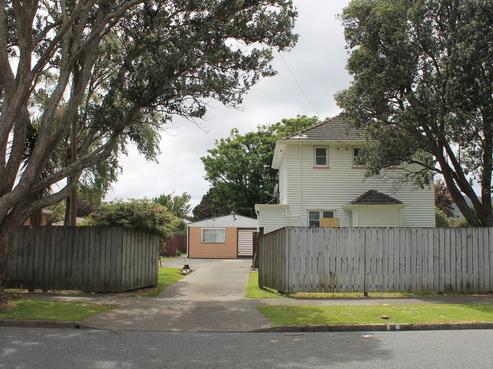 33 Athlone Crescent North, Avalon