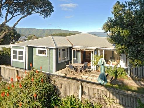 11 Rauparaha Street, Waikanae Beach