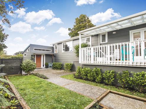 12 Tane Road, Laingholm