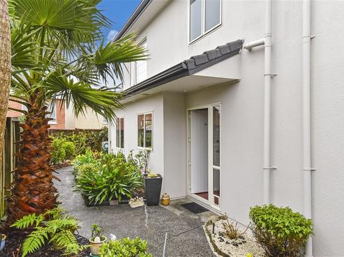 51 Fields Parade, Oteha