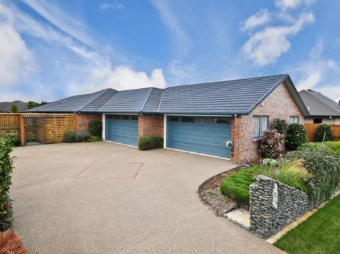 8 Langdale Court, Huntington
