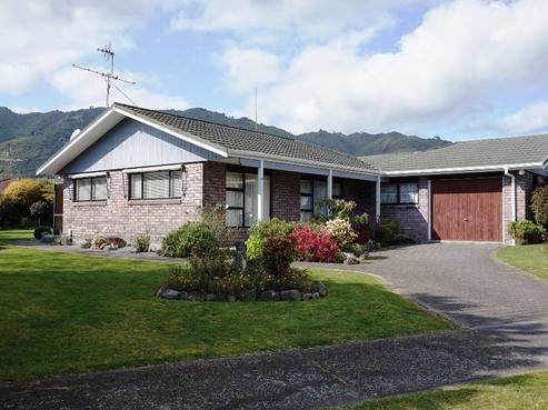 13 Awanui Drive, Waikanae