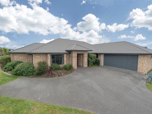 16 Somerton Drive, Huntington