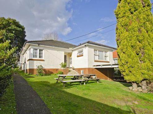 21 West End Avenue, Woodhill