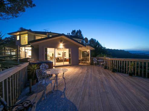 465 Scenic Drive, Waiatarua