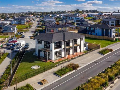 8 Eastreef Court, Long Bay