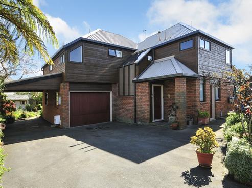 2/143 Kings Crescent, Central Hutt