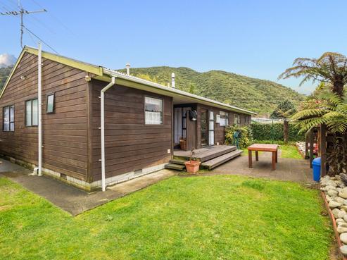 34 Larchmont Grove, Totara Park