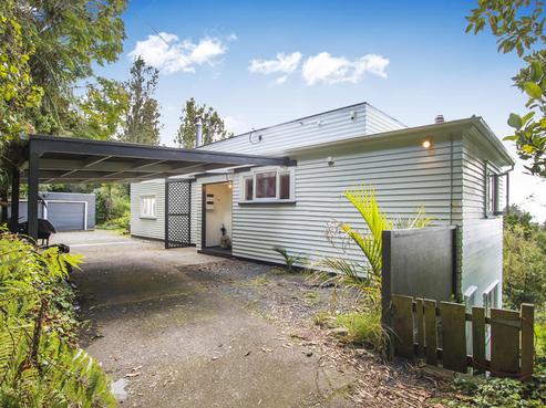 899 West Coast Road, Waiatarua