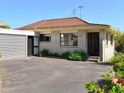 2/218 Centreway Road, Orewa