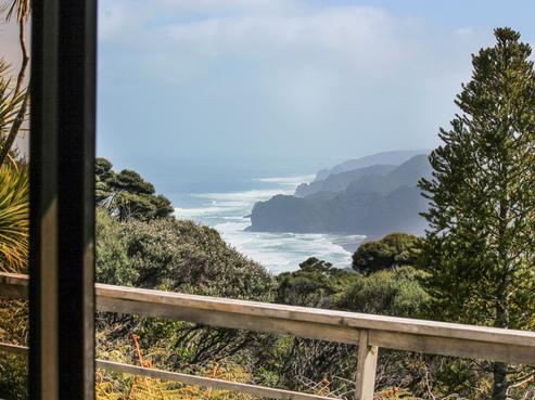 13 Log Race Road, Piha