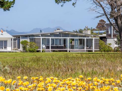 152 Sands Crescent, Matarangi