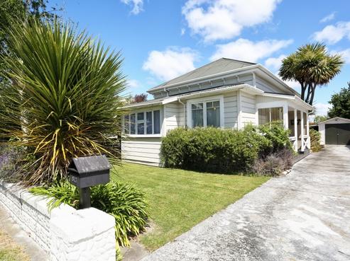 813 Dufferin Street, Akina