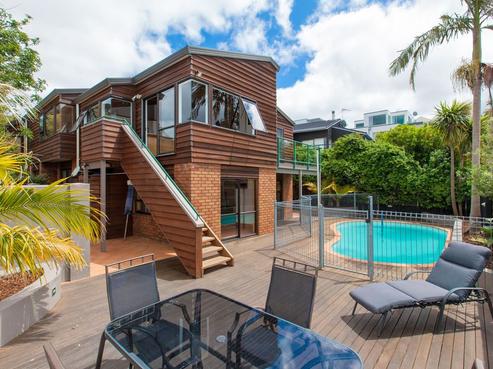 2/207 East Coast Road, Castor Bay