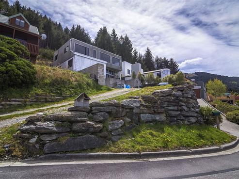 5 Caples Place, Fernhill/Sunshine Bay