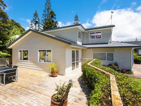 8 Woodfern Crescent, Titirangi