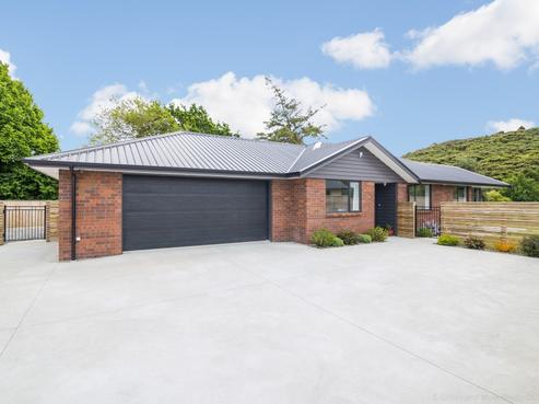 16B Sunstone Crescent, Brown Owl