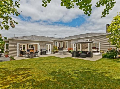 13 Lake Pupuke Drive, Birkenhead