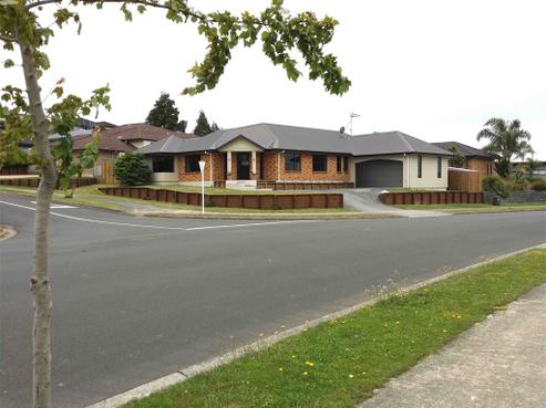 84 Farnborough Drive, Grandview Heights