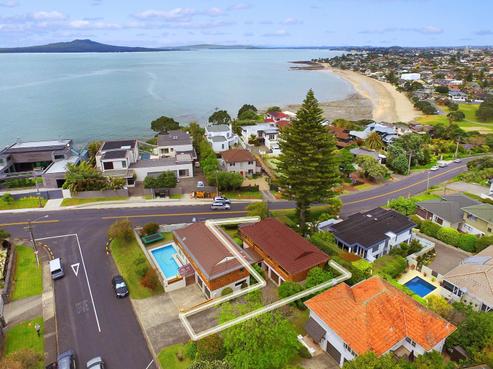 2/32 Beach Road, Castor Bay