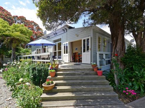 61 Whites Line East, Waiwhetu