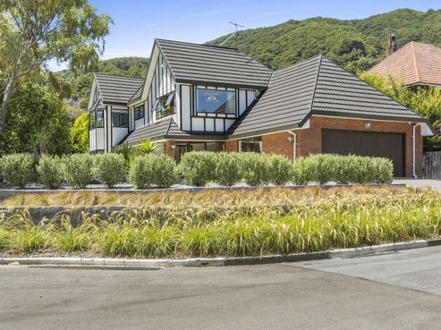 6 Lady Bell Grove, Lowry Bay