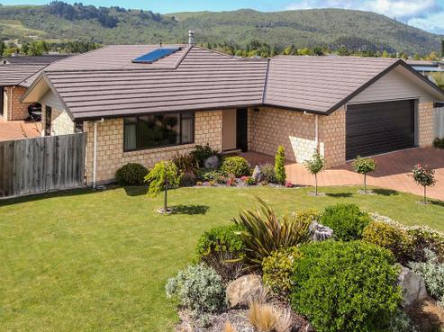 39 Montgomery Crescent, Kinloch