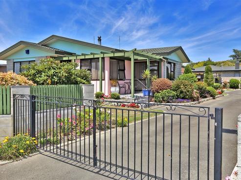 4 Deakin Place, Clive