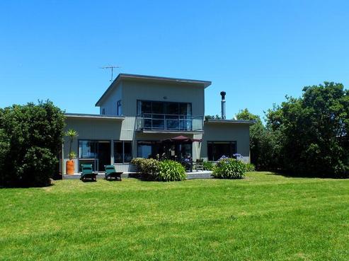 136 Sands Crescent, Matarangi