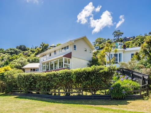 2 Ferry Road, Days Bay