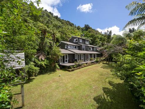 436 Scenic Drive, Waiatarua