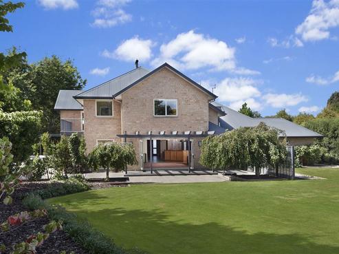 2 Regents Park Drive, Casebrook