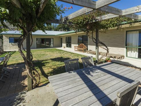 165 Alison Avenue, Albert Town