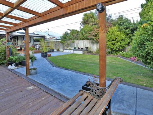 405 French Street, Akina