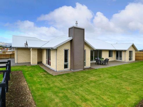 12 Oaks Drive, Lincoln