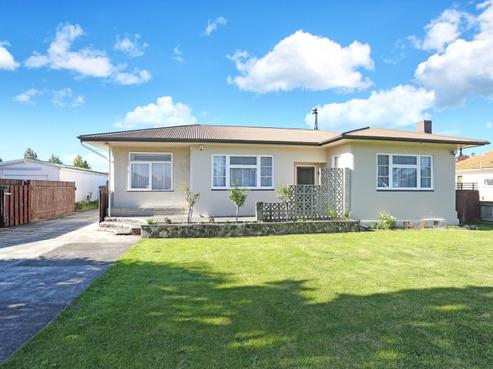 904 Churchill Street, Akina