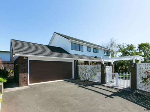 11 Leatham Avenue, Strandon