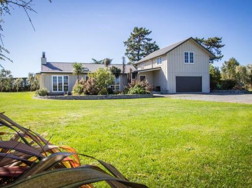 2/239 Lake Ferry Road, Martinborough